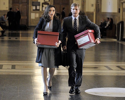 Alicia Florrick (Julianna Margulies) et Cary Agos (Matt Czuchry)  porte de lourds dossiers au tribunal