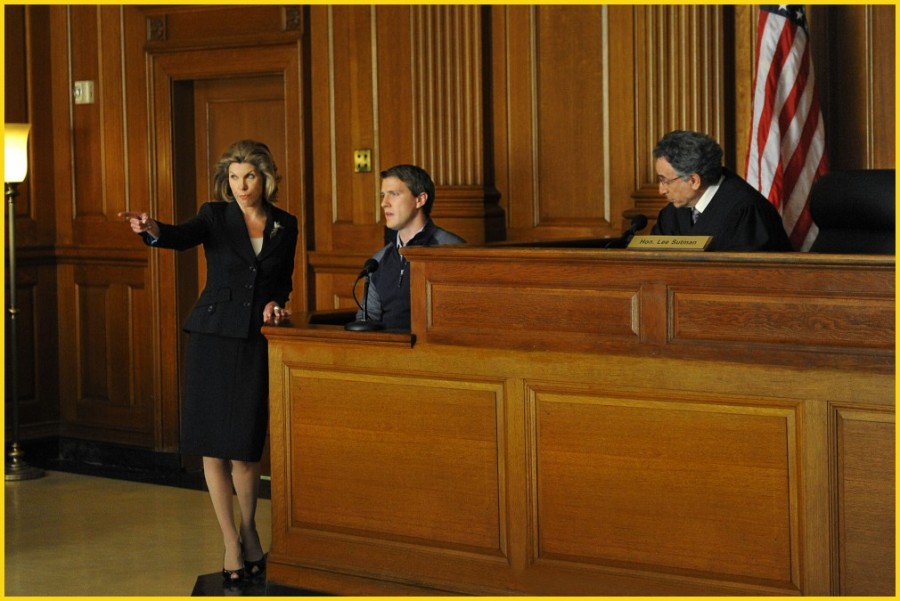 Diane Lockhart (Christine Baranski) interroge un témoin au tribunal