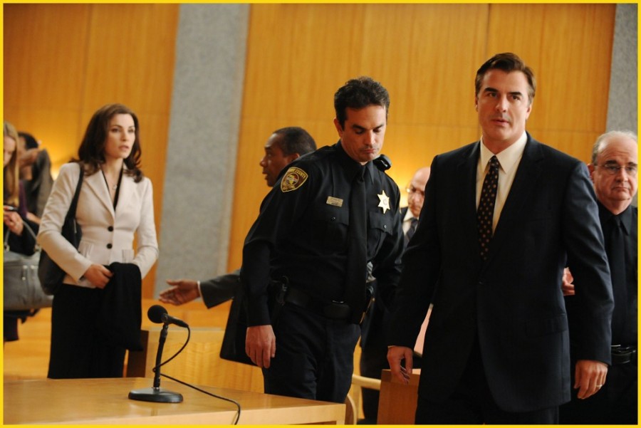 Peter Florrick (Chris Noth) retourne en prison sous le regard d'Alicia Florrick (Julianna Margulies)