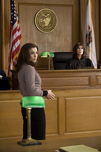 Alicia Florrick (Julianna Margulies) face à la juge Carmella Romano (Joanna Gleason