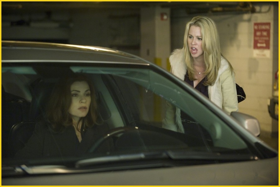Amber Madison (Kim Shaw) essaie de parler à Alicia Florrick (Julianna Margulies) 
