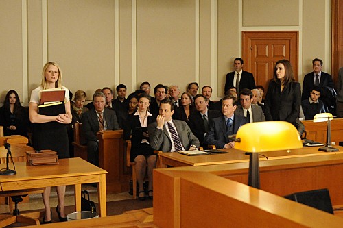 Nancy Crozier (Mamie Gummer) arrive au tribunal