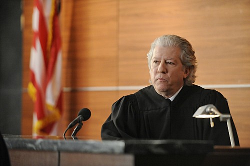 Le juge Harvey Winter (Peter Riegert) siège à son tribunal
