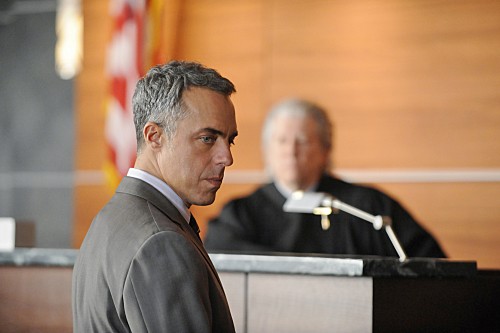 Glenn Childs (Titus Welliver) devant le juge Harvey Winter (Peter Riegert