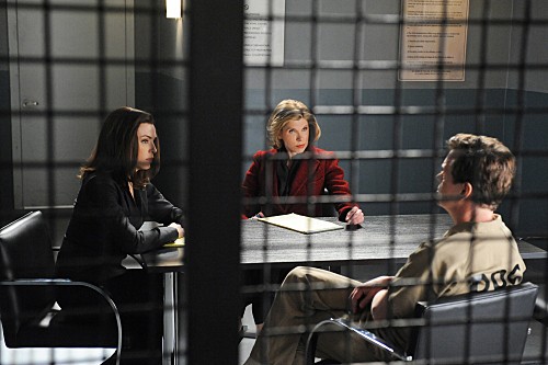 Alicia Florrick (Julianna Margulies) et Diane Lockhart (Christine Baranski) avec un client en prison