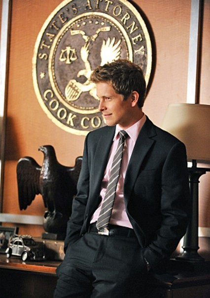 Cary Agos (Matt Czuchry) dans le bureau du procureur