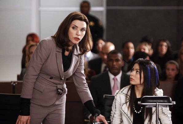 Alicia Florrick (Julianna Margulies) au tribunal avec sa cliente Sloan Burchfield (Miranda Cosgrove) 