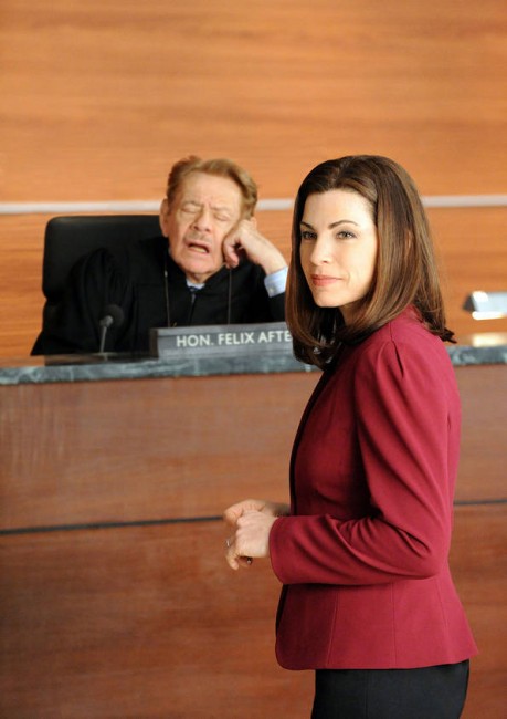 Alicia Florrick (Julianna Margulies) au tribunal devant le Juge Felix Afterman (Jerry Stiller)