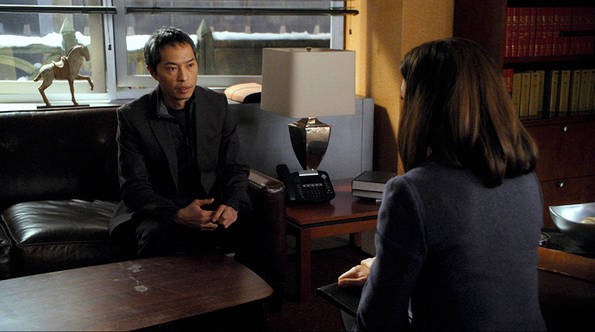 Alicia Florrick (Julianna Margulies) reçoit Shen Yuan (Ken Leung) dans son bureau 