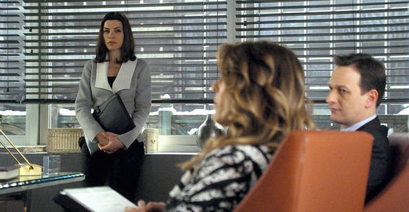 Alicia Florrick (Julianna Margulies) assiste à la discussion entre Viola Walsh (Rita Wilson)  et Will Gardner (Josh Charles)
