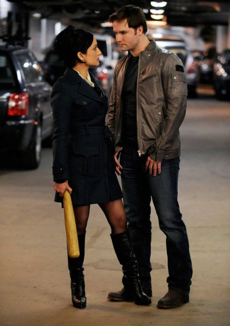 Blake Calamar (Scott Porter) et Kalinda Sharma (Archie Panjabi) se menacent