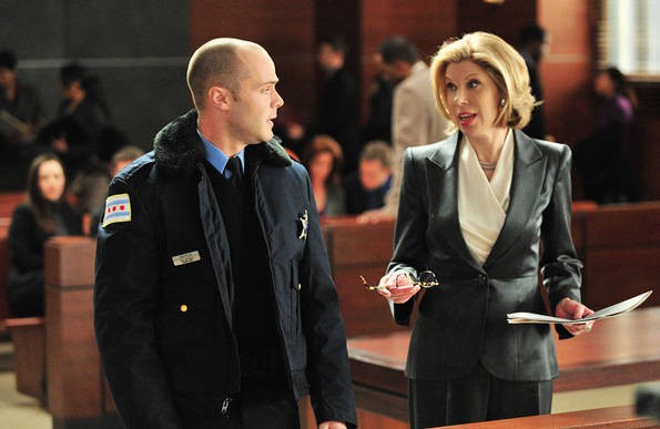 Diane Lockhart (Christine Baranski) parle à un policier