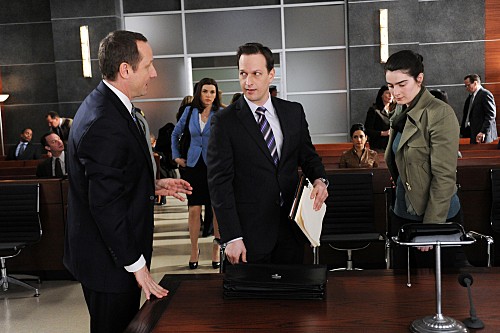 Will Gardner (Josh Charles) et sa cliente Rhonda Cerone (Gaby Hoffmann) face à l'avocat adversaire