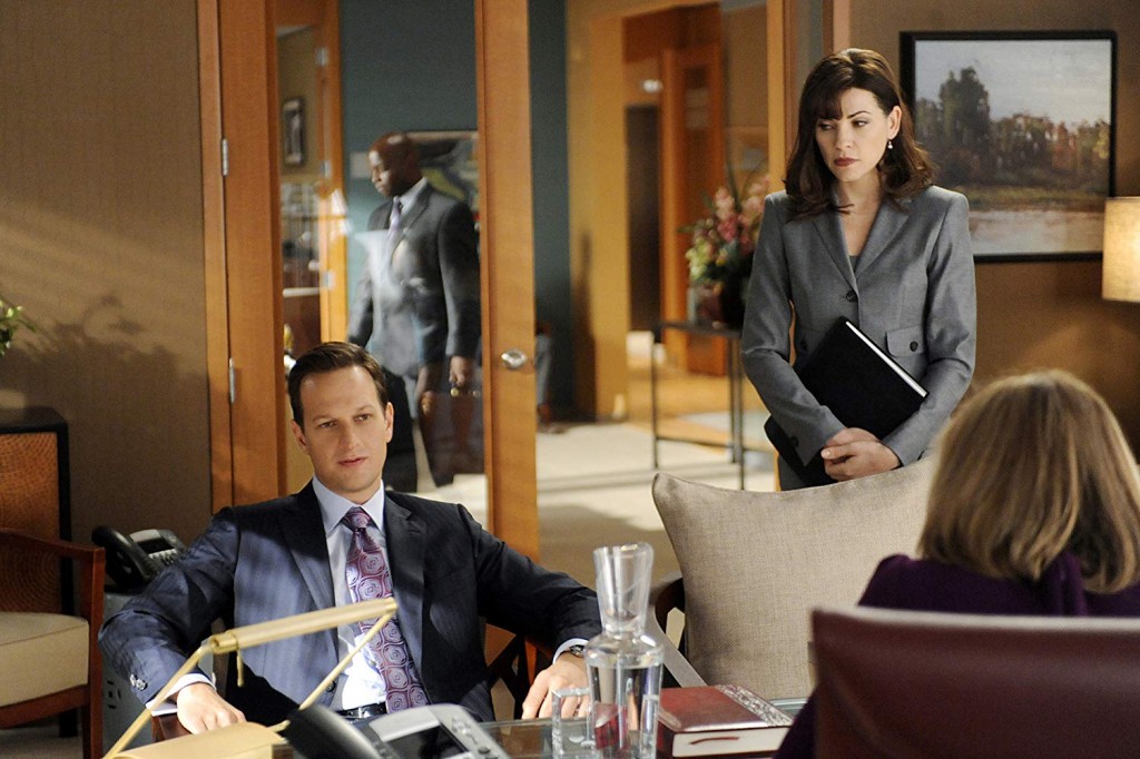 Alicia Florrick (Julianna Margulies) assiste à une réunion entre Will Gardner (Josh Charles) et Diane Lockhart (Christine Baranski)