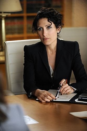 Celeste Serrano (Lisa Edelstein) à une réunion