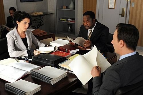 Celeste Serrano (Lisa Edelstein) à une réunion face à Will Gardner (Josh Charles) lors d'une médiation avec Ira Protopapas (Isiah Whitlock Jr.)