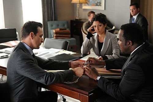 Celeste Serrano (Lisa Edelstein) à une réunion face à Will Gardner (Josh Charles) lors d'une médiation avec Ira Protopapas (Isiah Whitlock Jr.)