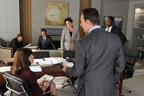 Alicia Florrick (Julianna Margulies) et Will Gardner (Josh Charles) discutent en réunion face à Celeste Serrano (Lisa Edelstein)