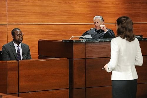 Alicia Florrick (Julianna Margulies) interroge un témoin Andrew Boylan (Sterling K. Brown) face au juge Le juge Francis Flamm (Harvey Fierstein)
