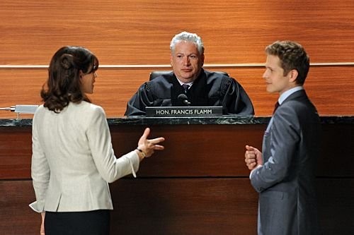 Alicia Florrick (Julianna Margulies) et Cary Agos (Matt Czuchry)  face au juge Le juge Francis Flamm (Harvey Fierstein)
