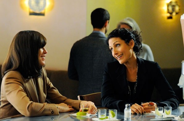 Alicia Florrick (Julianna Margulies) et Celeste Serano (Liz Edelstein) discutent dans un bar
