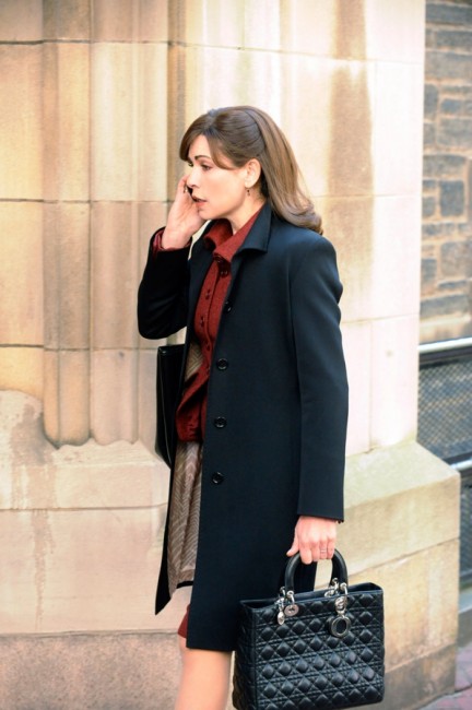Alicia Florrick (Julianna Margulies) arrive au tribunal