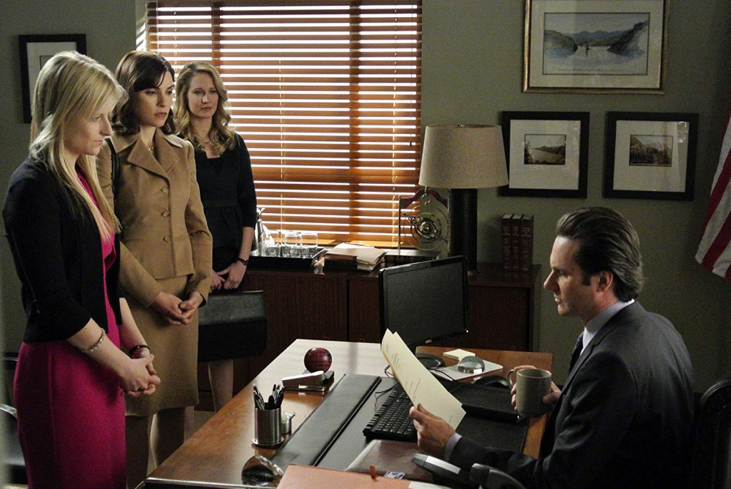 Nancy Crozier (Mamie Gummer), Alicia Florrick (Julianna Margulies) et Caitlin D'arcy (Anna Camp) face au juge Edward Serena (Josh Hamilton)