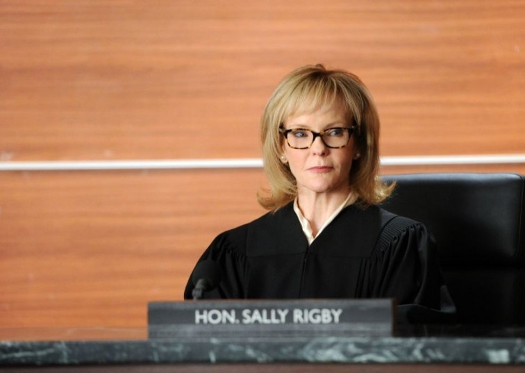 Le juge Sally Rigby (Deborah Rush) siège dans son tribunal