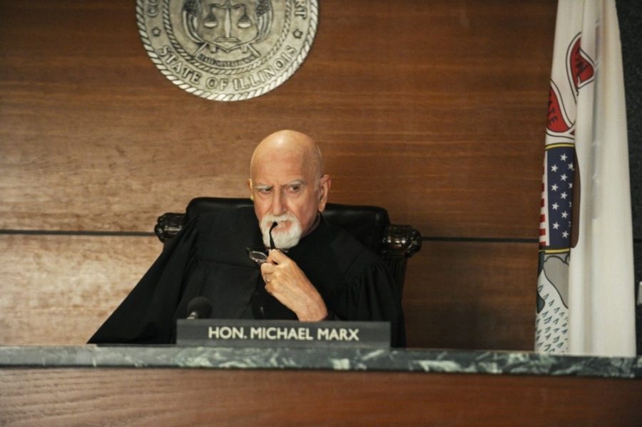 Le juge Michael Marx (Dominic Chianese) siège dans son tribunal