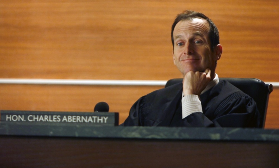 Le juge Charles Abernathy (Denis O'Hare) siège dans son tribunal 
