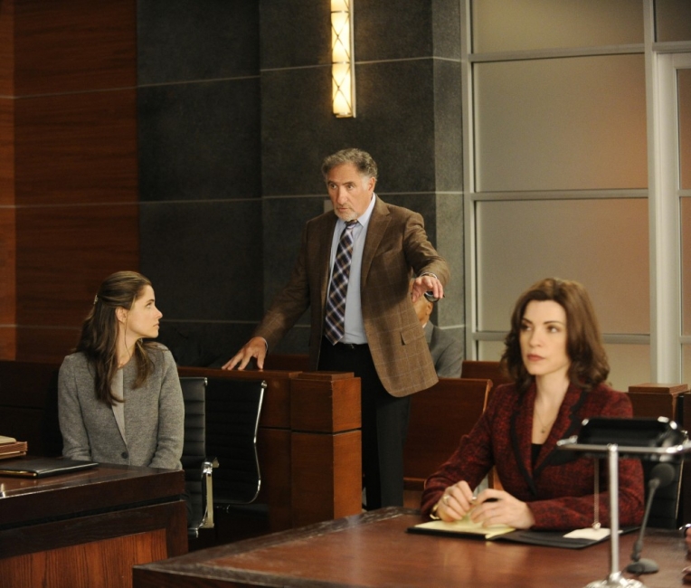 Le juge Harrison Creary (Judd Hirsh) intervient auprès de Laura Hellinger (Amanda Peet) et Alicia Florrick (Julianna Marguelies) au tribunal