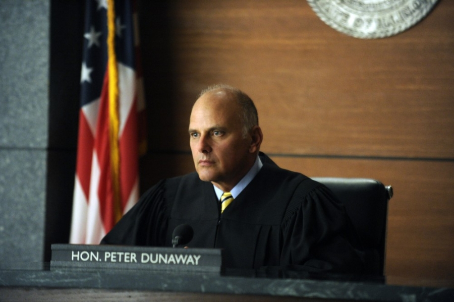 Le juge Peter Dunaway (Kurt Fuller) au tribunal