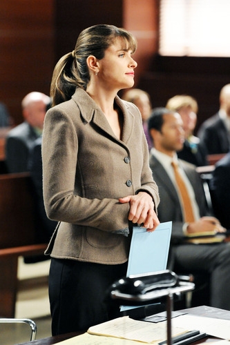Laura Hellinger (Amanda Peet) au tribunal