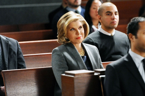 Diane regarde Alicia au tribunal