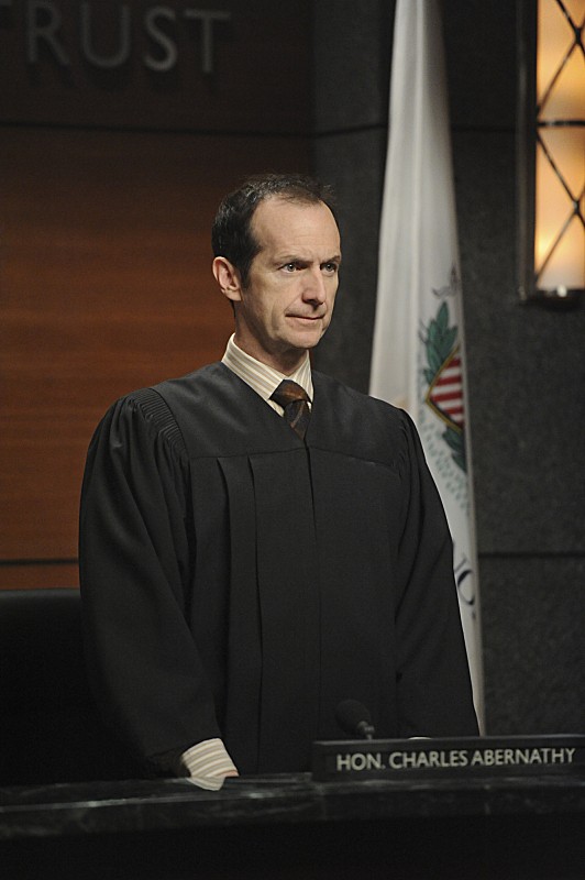 Le juge Charles Abernathy (Denis O'Hare)