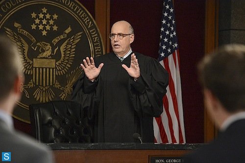 Le juge George Kluger (Jeffrey Tambor)