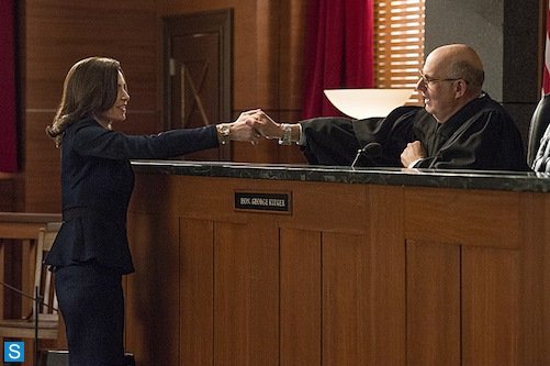 Alicia salue le juge George Kluger (Jeffrey Tambor)