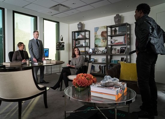 Alicia dans un bureau avec Courtney Paige (Vanessa Williams) et Eli Gold
